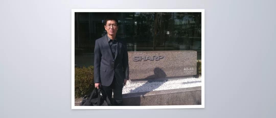 劉德在夏普樓下的留影 劉德在夏普樓下的留影